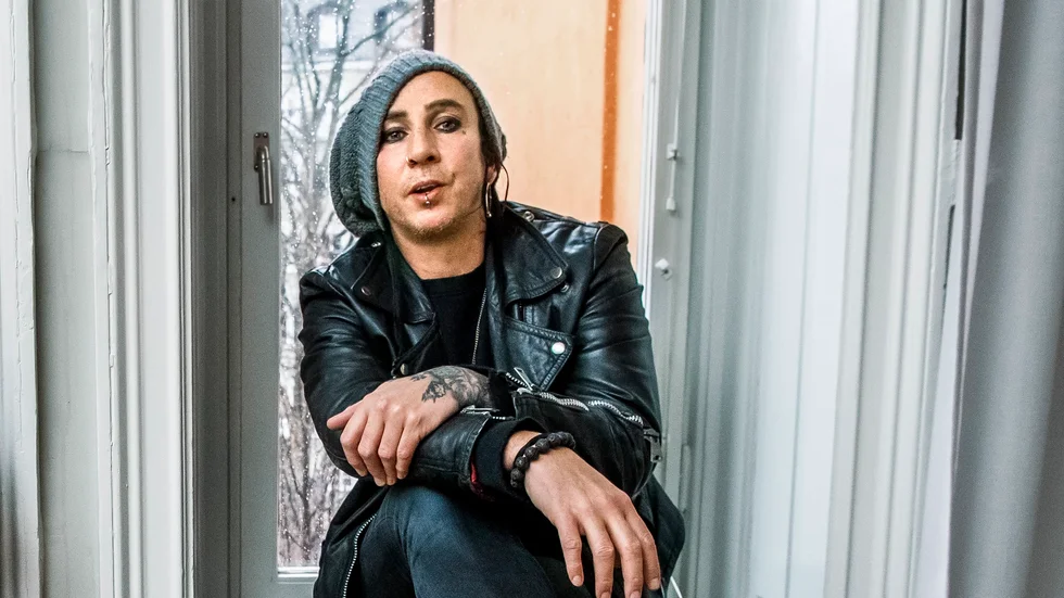 Dregen är gitarristen från The Hellacopters och Backyard babies. I påsk visar han måleri i Torshälla.