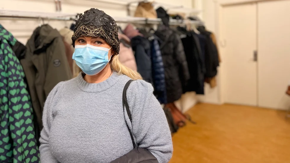Att leva gömd medför att Ella och hennes barn inte har någon tillhörighet, vilket bland annat försvårar läget när de ska söka sjukvård då de inte finns några register hos exempelvis vårdcentraler. Som lösning får Ella åka runt till olika akutmottagningar i landet. 
