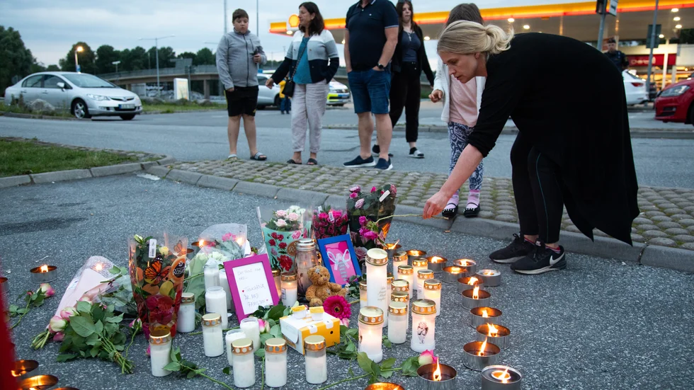 Blommor och ljus på platsen där tolvåriga Adriana dödades i Norsborg i Botkyrka den 2 augusti 2020. Arkivbild.