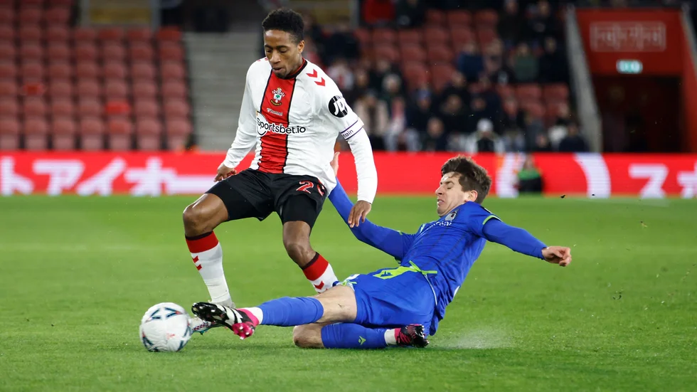 Kyle Walker-Peters, till vänster, i kamp om bollen med Grimsbys Anthony Glenn. Arkivbild.