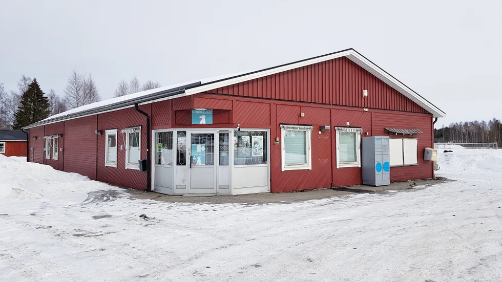 Den gamla Konsumbutiken har legat ute till försäljning för knappt två miljoner kronor, nu står det klart att Piteå kommun köper byggnaden. Detta för att riva den och bygga en ny förskola på tomten.