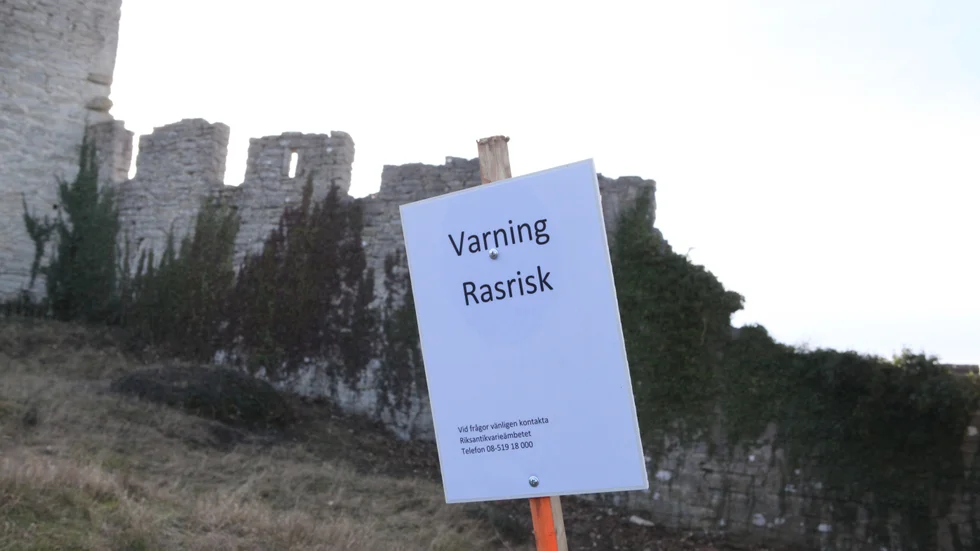 Varning för rasrisk vid ringmuren.