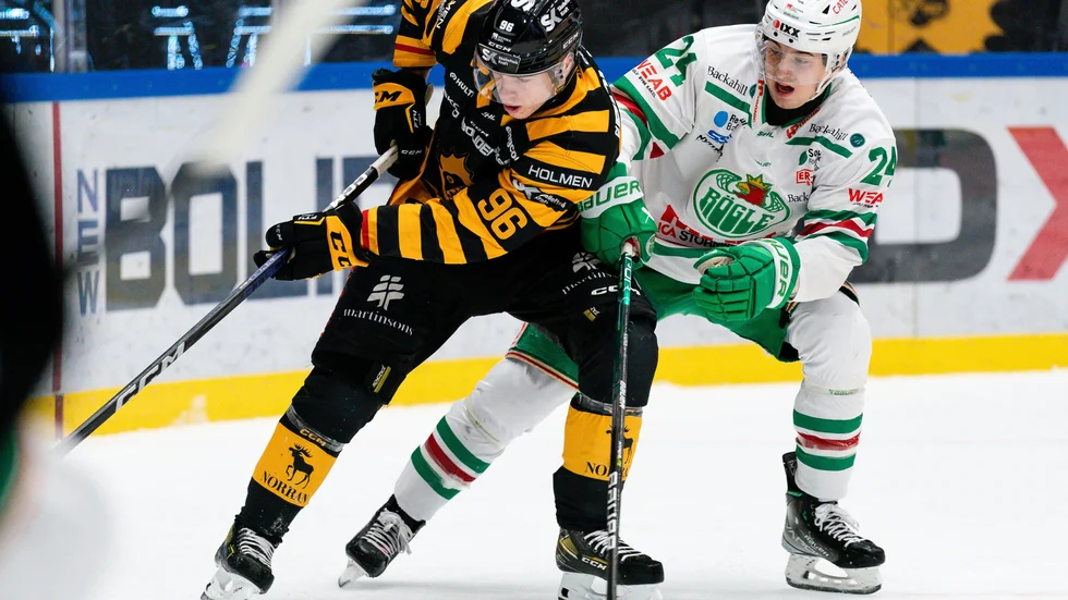 Rickard Hugg och Marco Kasper i närkamp när AIK mötte Rögle under lördagen.
