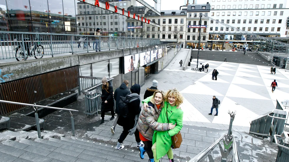 Hanna bor normalt i Göteborg tillsammans med familjen. Under tiden som de har repat i Stockholm har hon bott tillsammans med Ellen vilket fungerar bra. "Vi är så synk med varandra. Ger jag förslaget att vi ska äta pizza så svarar Hanna "Jag vill jättegärna äta pizza" ", säger Ellen.