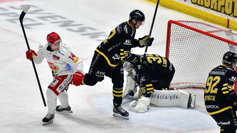 William Eriksson jublar efter Almtunas 4–3-mål mot AIK. Det var Eriksson som spelade fram Jesper Norbäck (utanför bild) som lyfte in pucken bakom målvakten Niklas Lundström.