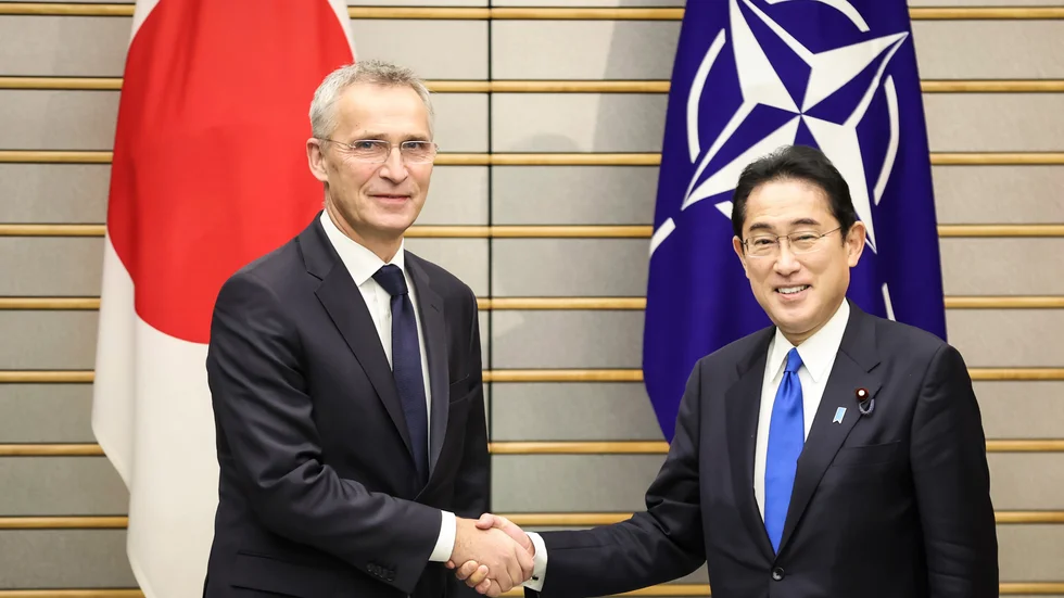 Natos generalsekreterare Jens Stoltenberg var i Sydkorea på måndagen och reste vidare till Japan. Här skakar han hand med den japanske premiärministern Fumio Kishida i Tokyo.