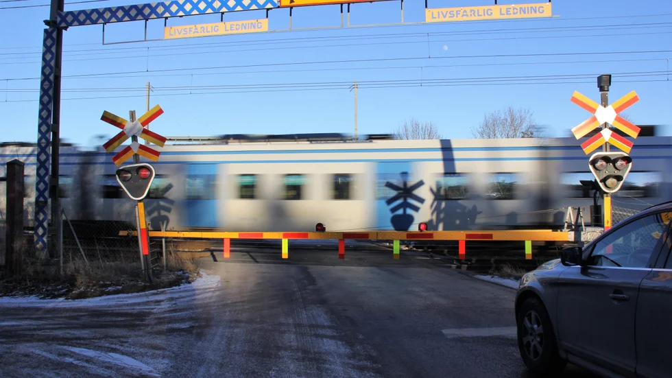 Dagens plankorsning med järnvägen vid Gårdsvägen i Bergsbrunna föreslås bli ersatt med tunnel. 