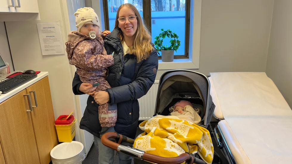 Tvåbarnsmamman Josefin Lorentzon och hennes två döttrar Inez, 2,5 år, och Agnes 9 månader. Inez har fått första dosen av vattkoppsvaccinet. Efteråt fick hon ett klistermärke med Nalle-Maja på.