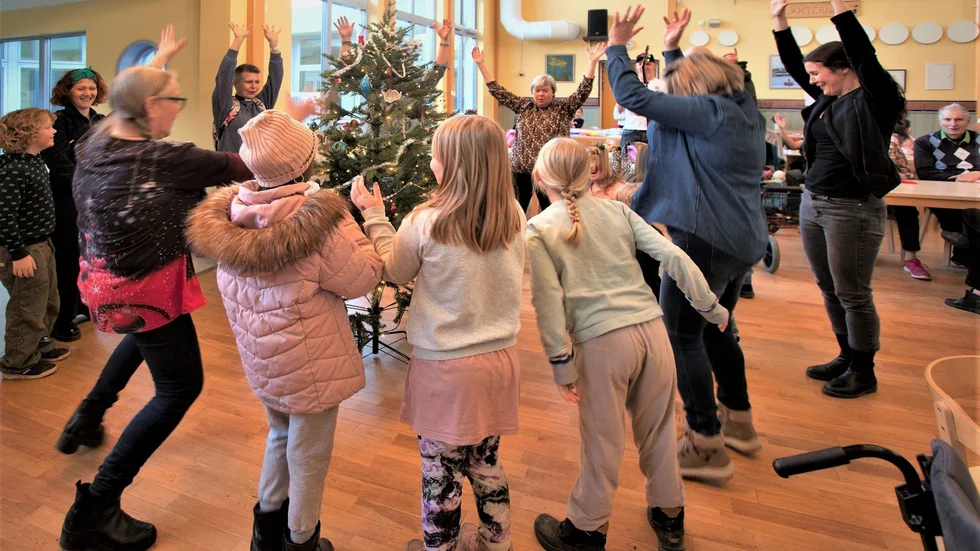 Ingen julgransplundring utan ringdans kring granen