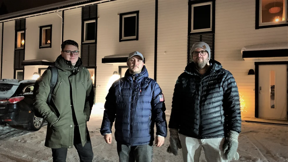 Hampus Evers, Robin Andersson och Kim Löfstedt, boende på Televägen på Morö Backe är missnöjda med hur de blivit behandlade när det gäller snö och is som faller från taken på våren. “Vi boende hamnade i limbo. Vi vill höra att någon bryr sig“, säger Hampus Evers.