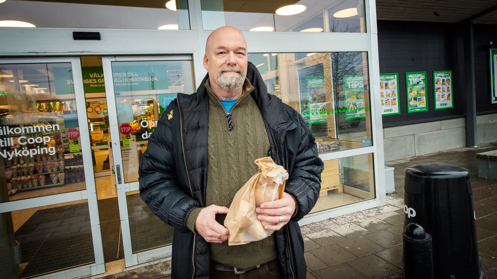 Roger Sabelcrona bor i närheten av Coop på Stenbärsvägen i Nyköping. När butiken har öppet igen på onsdagen är han här och köper bröd. "Jag tänkte handla mer men hoppar det just nu", säger han.