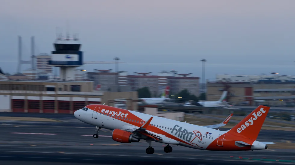 En Airbus 320 tillhörande flygbolaget Easyjet lyfter från Lissabons flygplats. Arkivbild.