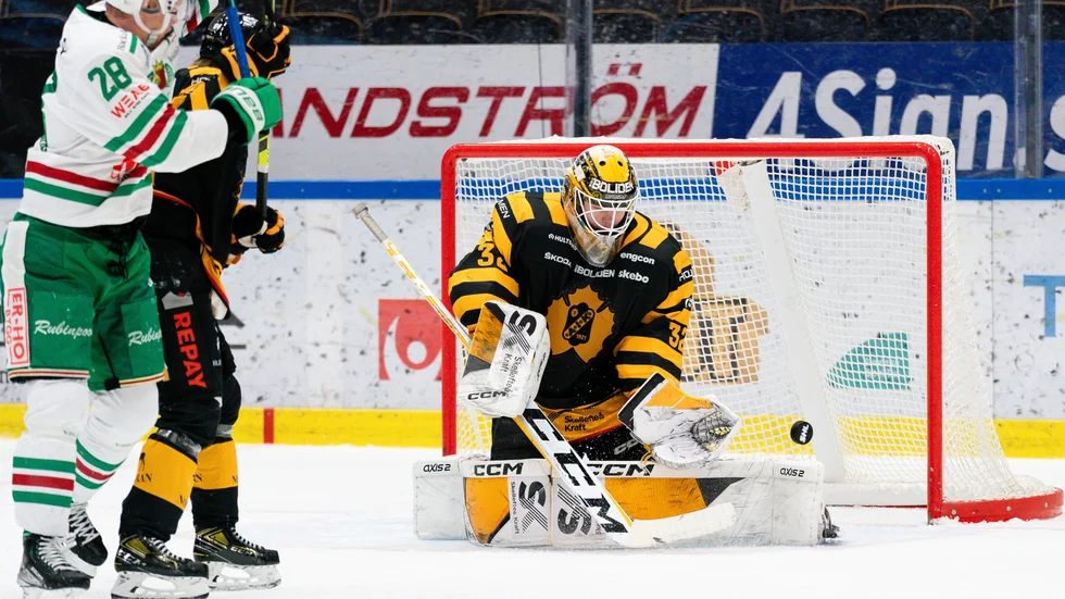 Linus Söderström stod i matchen mot Rögle, men har ”en liten skavank”, och ser ut att missa mötet mot Brynäs.