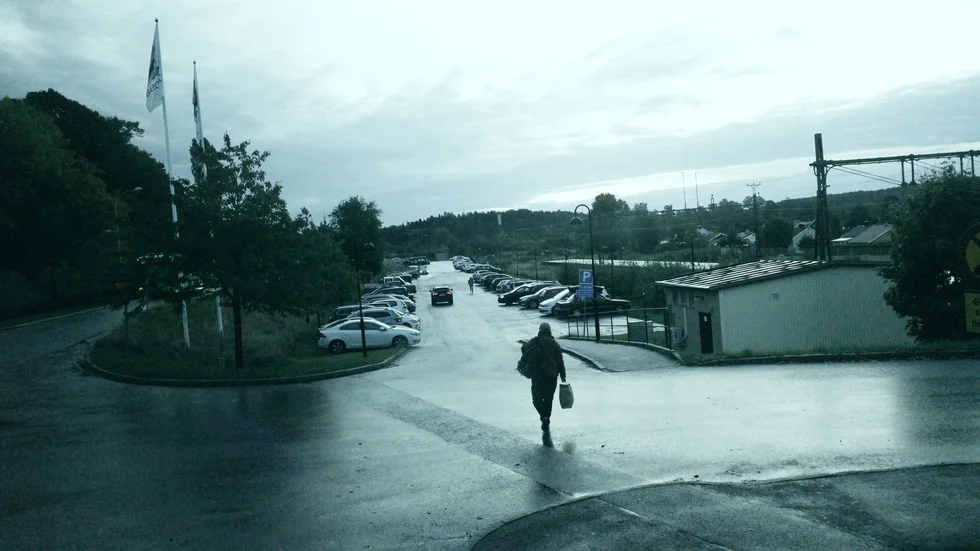 Under hösten har flera stölder skett vid pendlarparkeringen i Vagnhärad. "Så länge det saknas övervakning eller inhägnad gäller det för allmänheten att hjälpas åt och hålla ögonen öppna", säger Johnny Rydin, gruppchef vid Nyköpingspolisen.