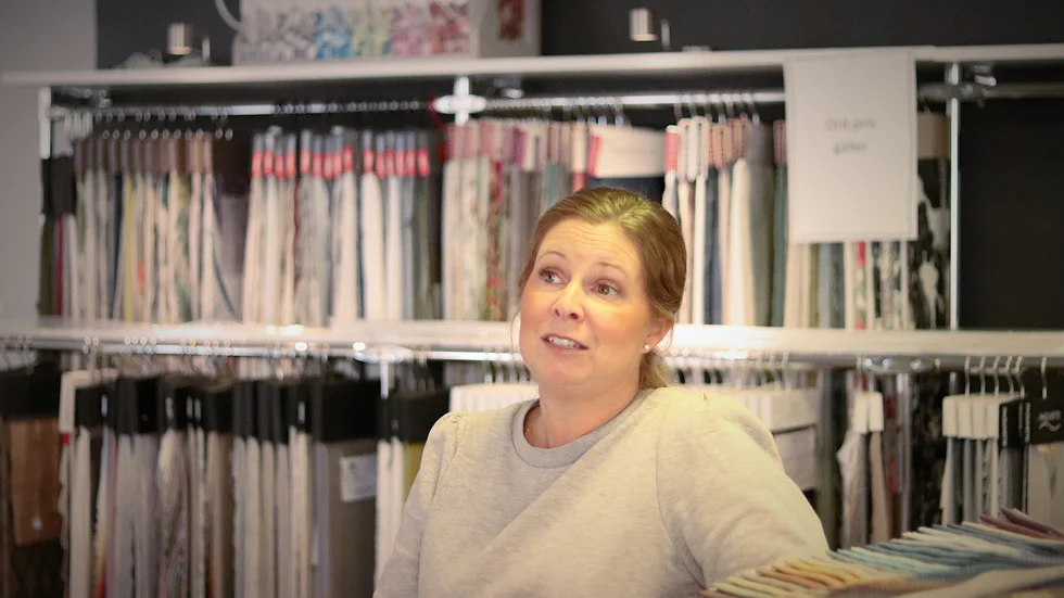 Gardinateljén stänger butiken i Linköping och flyttar till Tannefors. Malin Fransson är delägare.