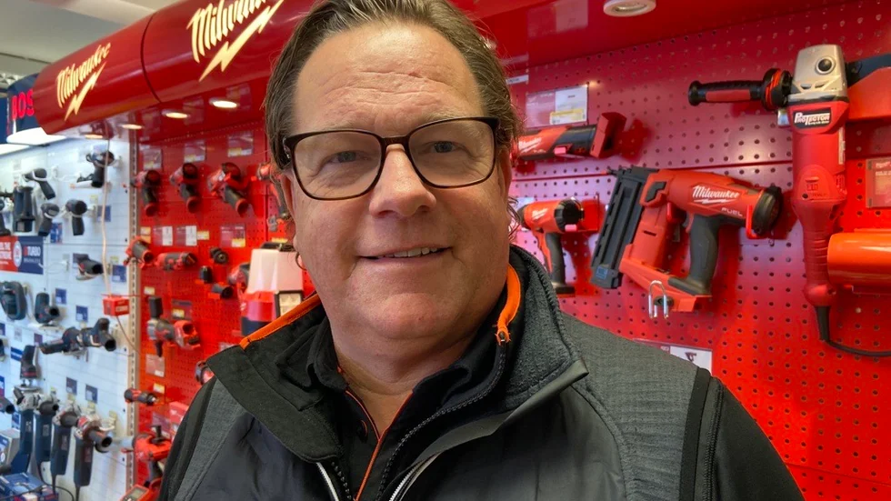 Mikael Hansevi kommer ursprungligen från Västervik och presenterades som ny platschef i samband med vid 95-årsjubileumet förra året. Nu tillträder han som ny vd för bolaget Albins Järn AB, som ska driva butiken.