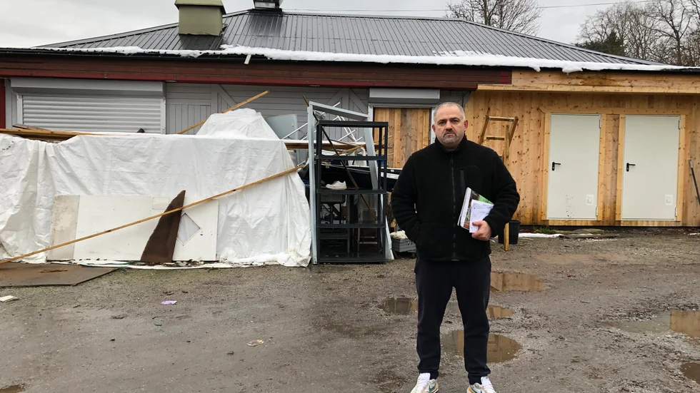 Många gamla kunder kommer fram och frågar vad som händer, om inte grillen ska öppna igen. Men Toni Karim som äger Teatergrillen väntar fortfarande på att Vattenfall ska skicka ut en elektriker. "Hur svårt kan det vara!?", undrar han.