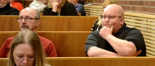 Utslagsröstaren bestämmer sig under mötet – kan fria eller fälla