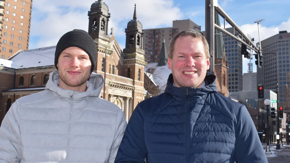 Filip Gustavsson har besök av sin pappa, Markus Gustavsson. Markus var själv en hockeyspelare i Skellefteå AIK under 90-talet.