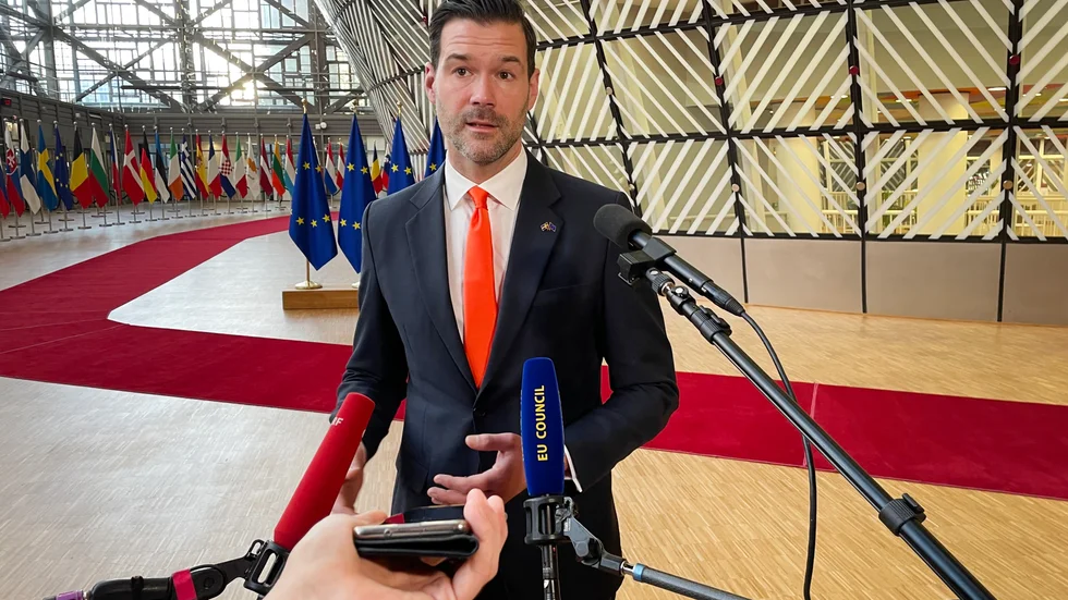 Utrikeshandelsminister Johan Forssell (M) på väg in till fredagens EU-möte i Bryssel.