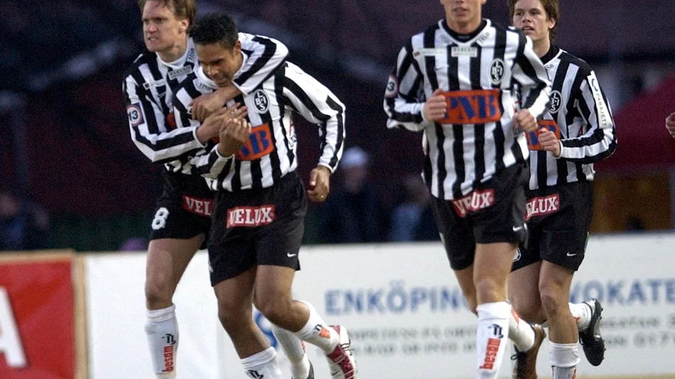 
Daniel Nannskog kramas om efter kvitteringsmålet i den allsvenska matchen på Enavallen mellan ESK och Landskrona 15 april 2003. Matchen slutade 1-1. 
