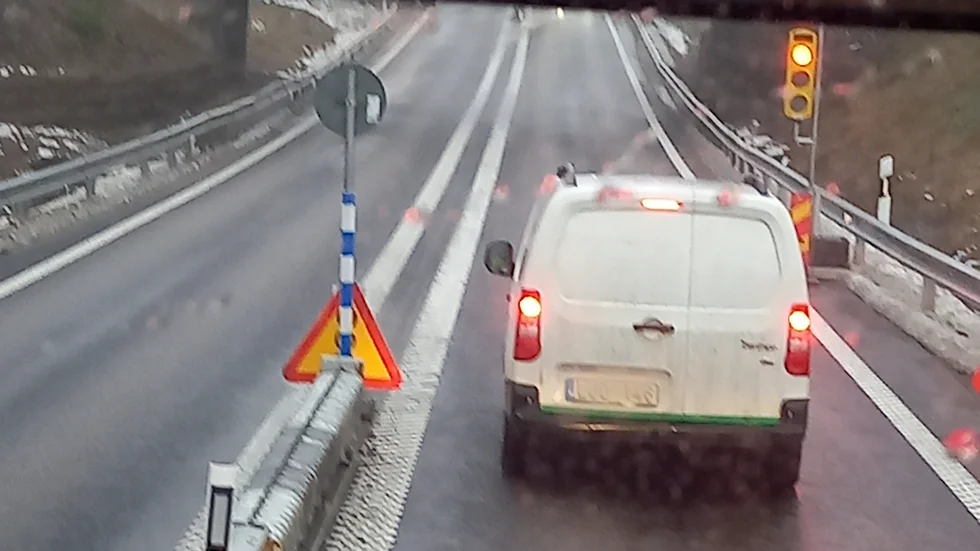 Gömda trafikskyltar hjälper inte bilister att köra bättre vid platser för vägarbeten, menar signaturen "Hallå trafikant", som illustrerar med ett exempel på rv 34/23 Målilla-Hultsfred.
