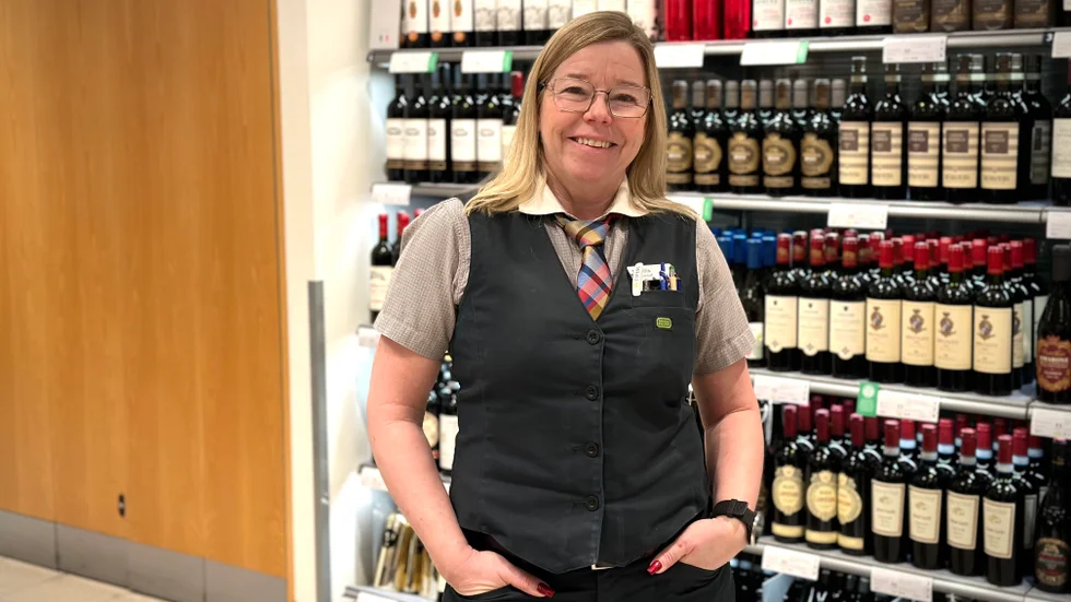 Pernilla Johansson, butikschef på Systembolaget i Enköping, berättar att de inte går ut med informationen om att man numera kan lämna tillbaka glasflaskor hos dem. " I första hand hänvisar vi till returmaskinerna i mataffärerna. De tar exempelvis emot burkar också".