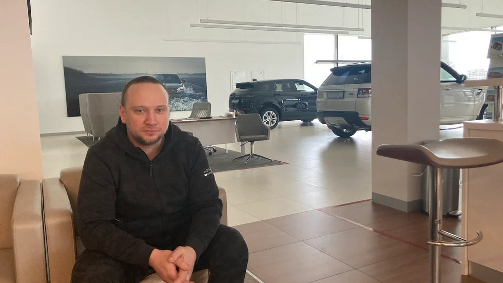 Nikolaj Tlustov, föreståndare för en bilhandel i Charkiv berättar att affärerna håller på att återhämta sig. 