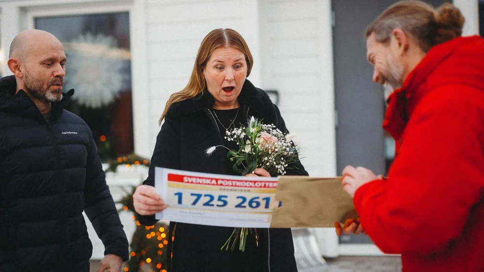 Nina Rönnblad var en av de första vinnarna som fick besök av Postkodlotteriet. "Det känns helt surrealistiskt" säger hon.