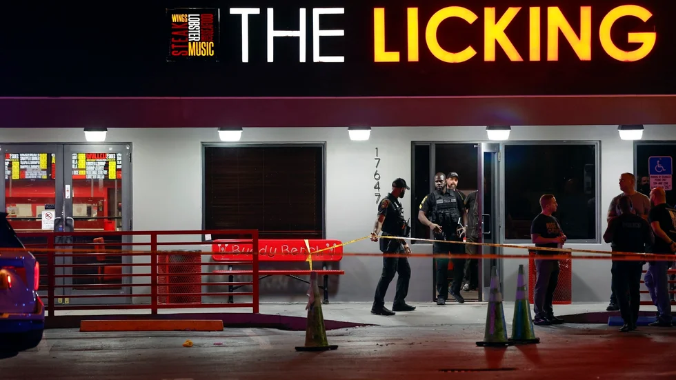 Polis på plats vid restaurangen där musikvideon spelades in i Miami Gardens.