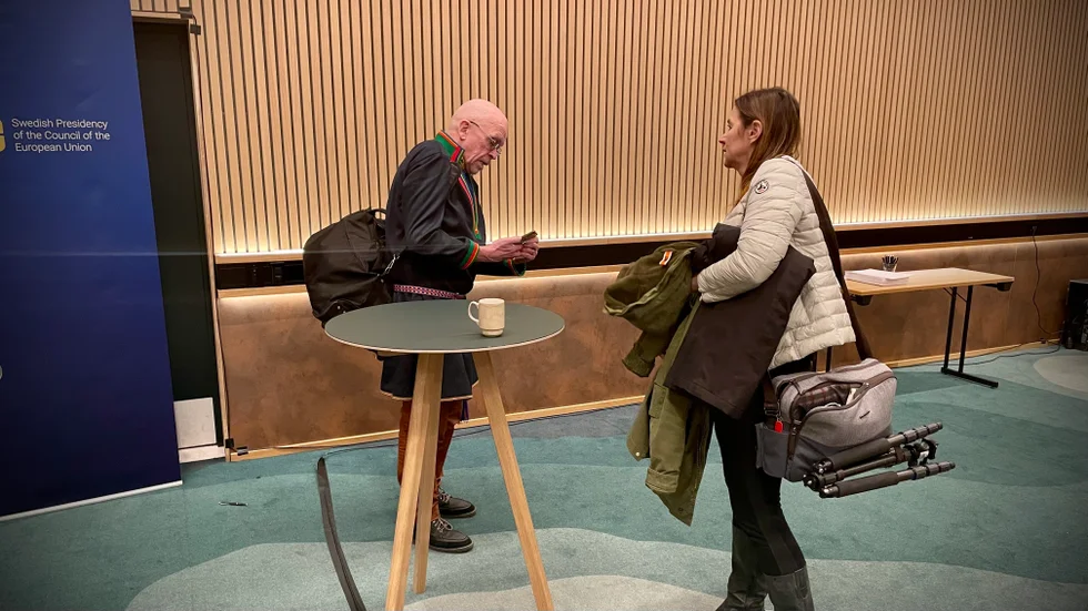 Stefan Mikaelsson, vice styrelseordförande i Sametinget, fick göra en del intervjuer efter sin föreläsning. 