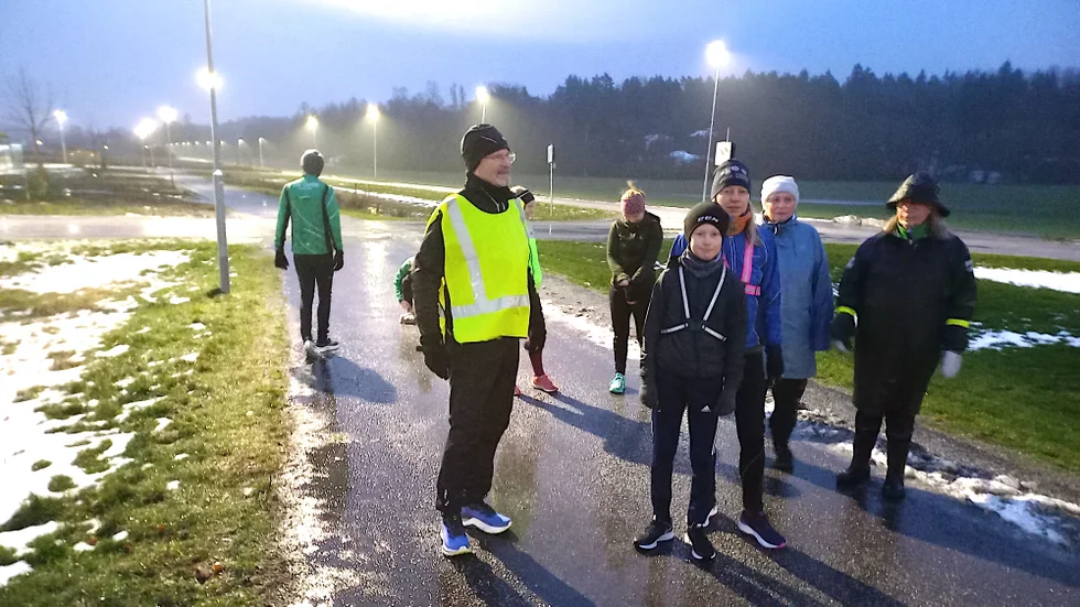 En tapper skara motionärer trotsade vädergudarnas dåliga humör och deltog i Friluftsfrämjandets Lyktlopp längs gc-vägen ut till Främjarstugan i Bredsand i helgen.