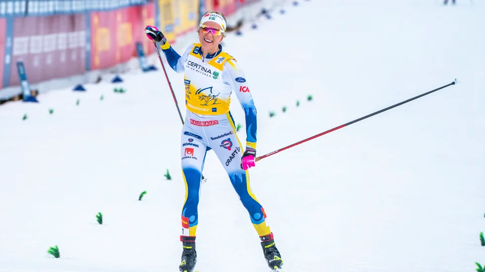 Frida Karlsson sitter i en guldsits inför avgörandet av Tour de Ski.