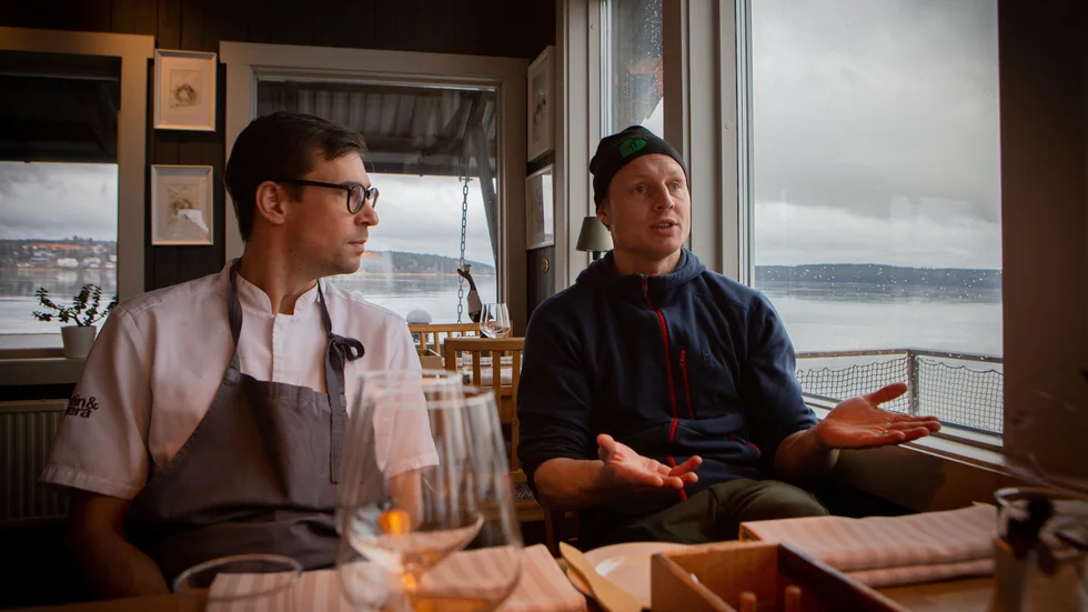 Kalle Högstedt, kock och Kalle Eriksson, kock, i sin restaurang  Båthuset i hamnen.