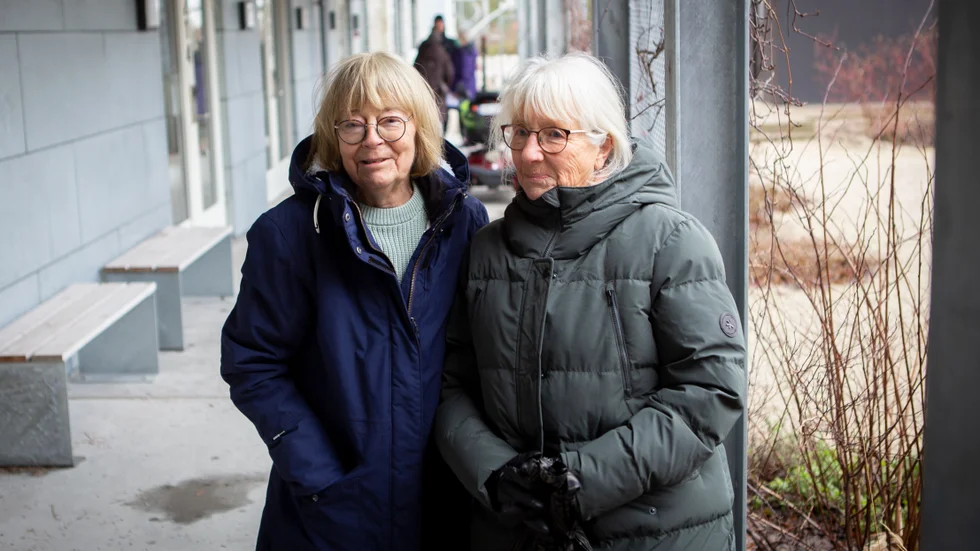 Siv Gabrielsson och Britt-Mari Johansson deltog på informationsmötet. Lägenheten där branden utbröt ligger precis under Britt-Mari Johanssons. Ända sedan den där dagen i november har hon bott hos sin son i Follingbo. ”I början ville jag inte flytta tillbaka alls, men det har börjat släppa nu. Men jag vill byta till en lägenhet på en lägre våning”, berättar hon.