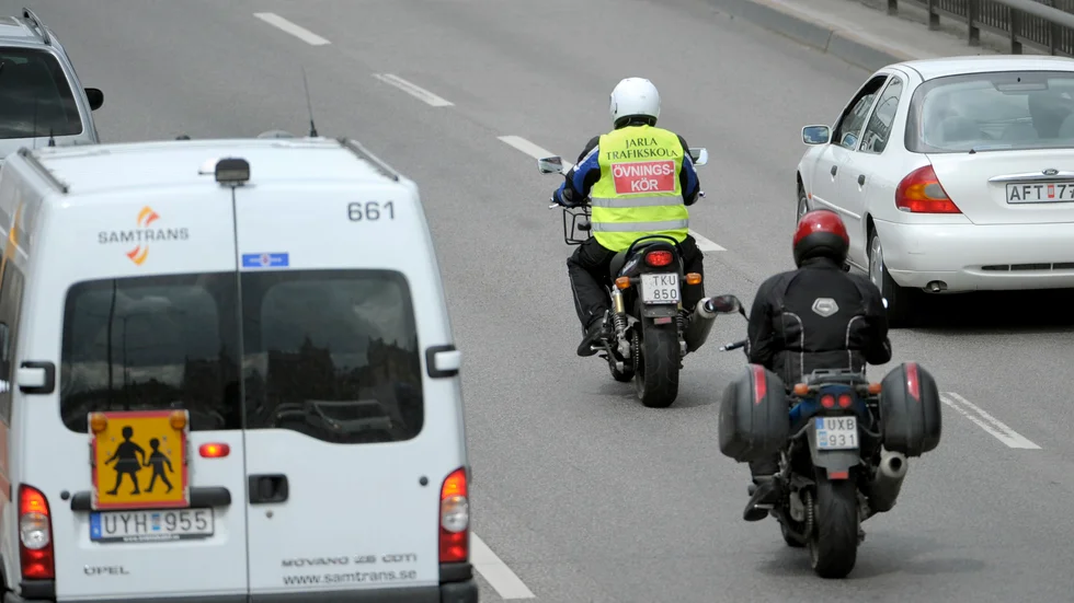 Kvinna från Flen ska betala böter på 10 000 kronor efter att hon kört omkull en övningskörande motorcyklist och smitit från platsen.
