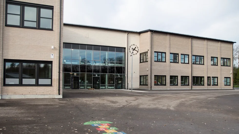"Vi känner inte att vi får respons när vi ropar efter hjälp", skrev lärarna i det brev man i höstas skickade till skolans rektorer. Sedan dess har man enligt Margaretha Norling, verksamhetschef för grundskolan, infört flera åtgärder för att komma till rätta med problemen.