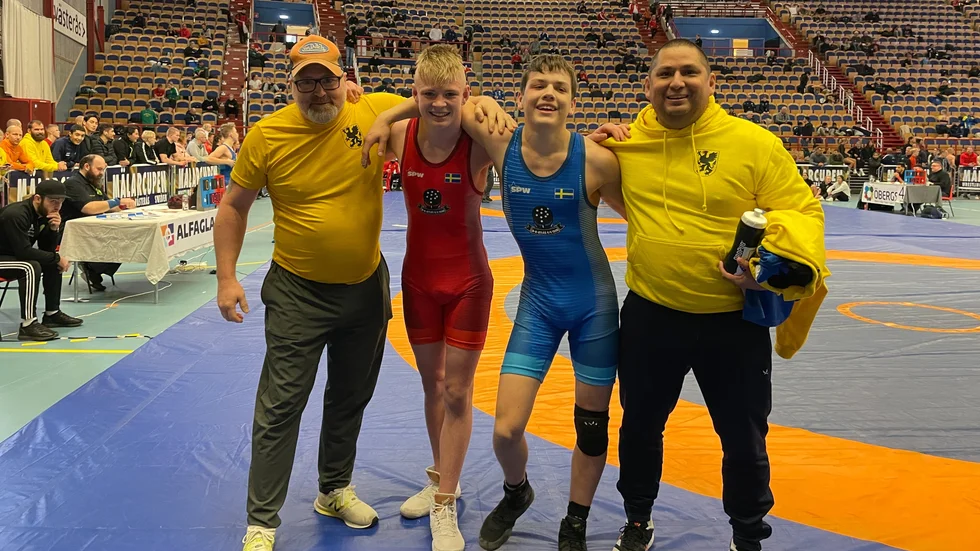 Klubbkompisarna Max Lind i röd trikå ochPontus Bergman i blå trikå möttes i en final i Mälarcupen. Tillslut var det Max som tog hem segern, men båda killarna var lika glada ändå.