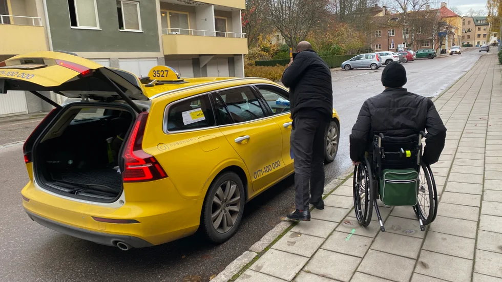 Just den här dagen är Viktor Wennströms taxi i tid, men annars är det vanligare att bilarna inte passar tiden än att de gör det, berättar han.
