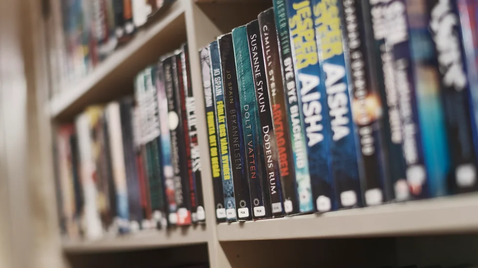 Att ta bort en halv skolbibliotekarietjänst på gymasiet är ett exempel på att prioritera fel när Vimmerby kommun ska spara pengar, anser insändarskribenten.