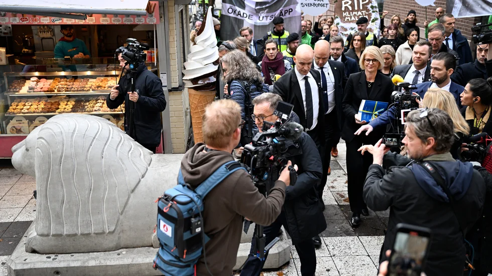 Finansminister Elisabeth Svantesson (M) fick i går gå sin första promenad till riksdagen med budgetpropositionen för 2023. Regeringsunderlagets vidlyftiga löften i valrörelsen begränsar nu handlingskraften.