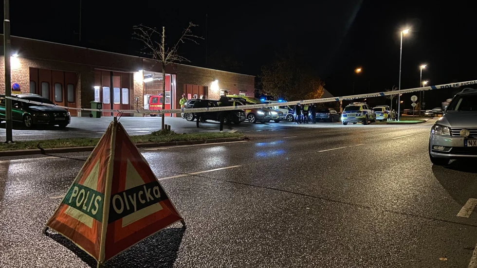 Polis och räddningstjänst vid brandstationen i Mariefred.