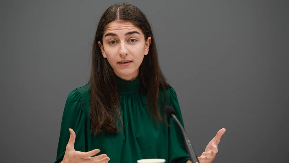 Klimat- och miljöminister Romina Pourmokhtari (L) vill få fart på utbyggnaden av laddstolpar. Arkivbild.