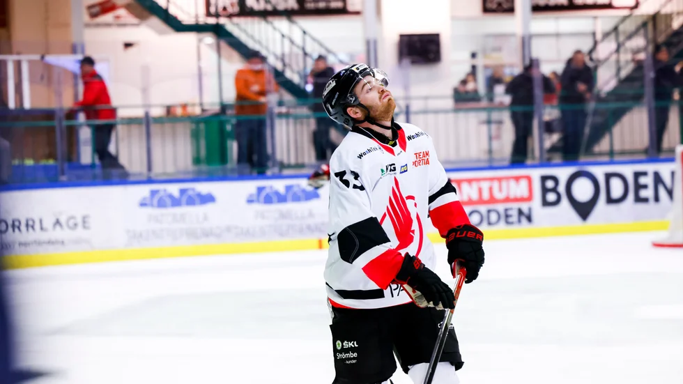 Emil Lindblom avgjorde efter förlängning när Kalix vände 0-2-underläge till seger 3-2 mot Vallentuna. Högst troligt att Piteå väljer Kalix som motståndare i play off i bäst av fem som startar i LF Arena tisdag kväll.