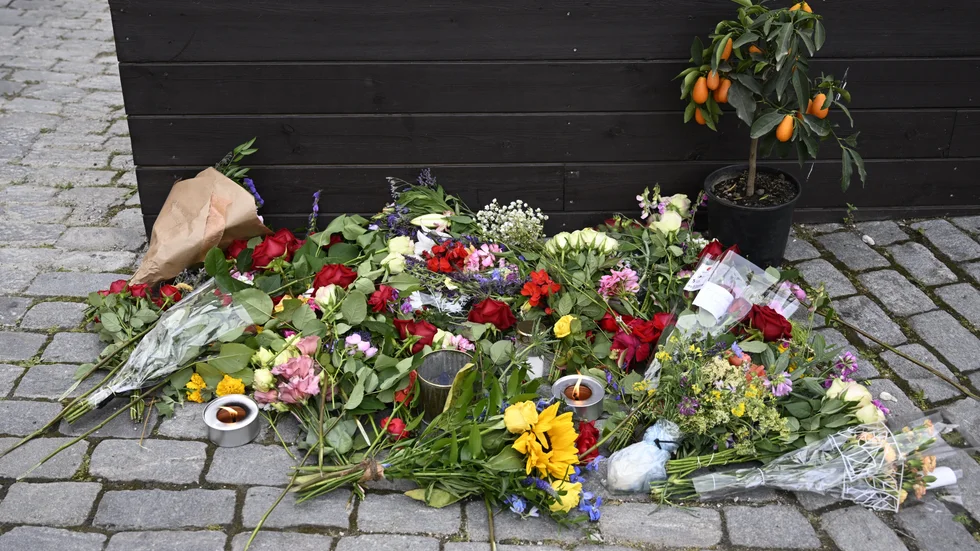 Blommor vid platsen för attentatet vid Donners plats i Visby under Almedalsveckan. Arkivbild.