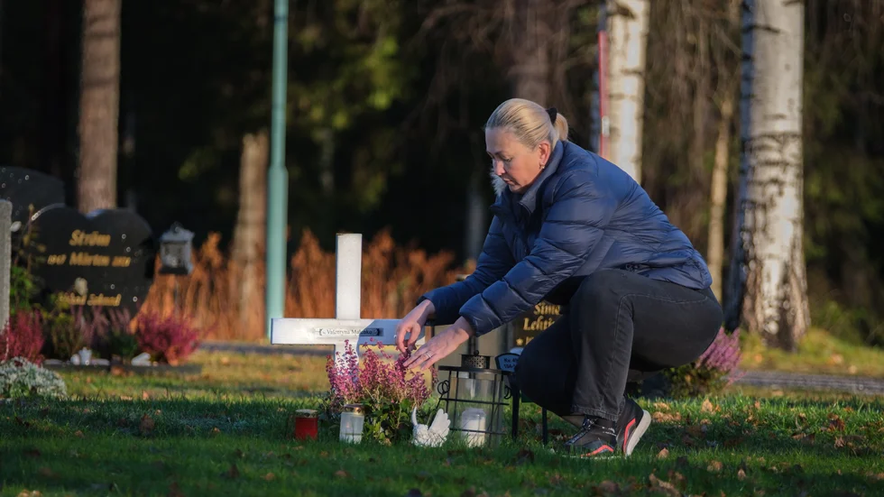 "Jag ville att mamma skulle begravas som en normal människa. Jag har gjort allt som svenskarna gör. Som en människa är värd" säger Marina Lundberg.
