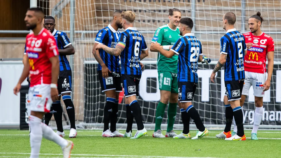David Mitov Nilsson klappas om efter en match mot Degerfors. 