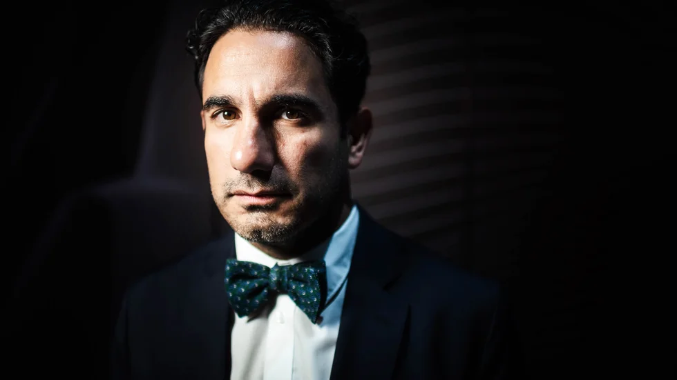 Ardalan Shekarabi är utbildad jurist, har varit ordförande för SSU och statsråd. Nu är han talesperson för S i opposition i rättspolitiken. Och författare. Och svensk. Och iranier. Och född i England. 