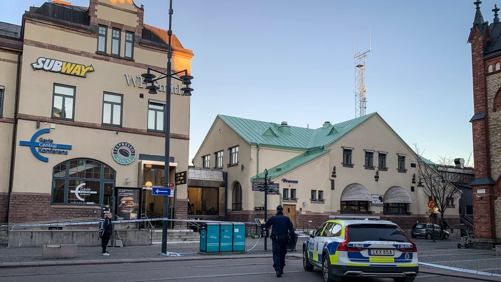 En person skottskadades i närheten av resecentrum i centrala Gävle på söndagen.