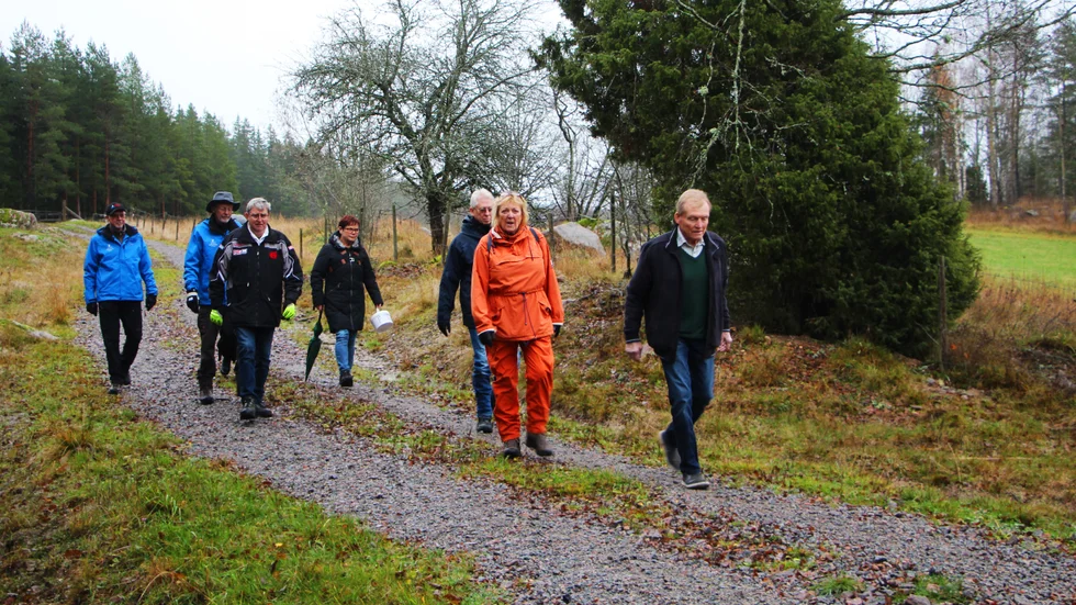 På väg mot grottan vid Torekulla. Tack var ideella krafter och ekonomiskt stod från Finspångs kommun är det nu lättare att ta sig dit. I veckan inspekterades insatserna.